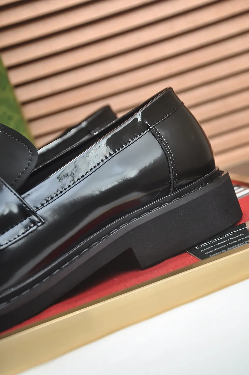 Men's shoes💰540💶Italy's top luxury men's shoe giant (GUCCI) (Gucci) (full cowhide lining) new arrival🍃Original European style🔰 Pleasant to the eye😍In order to make the shoes more durable and non-deformable🌀The production continues to follow traditional methods but there is still no lack of innovation💪Choose original sheepskin for the leather♻️ Smooth and natural And extra bright ⭐Made of imported cowhide, the first choice of rich people 38-45 (45 customized)